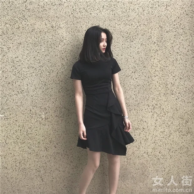 经典百搭小黑裙，掀起复古时尚新潮流