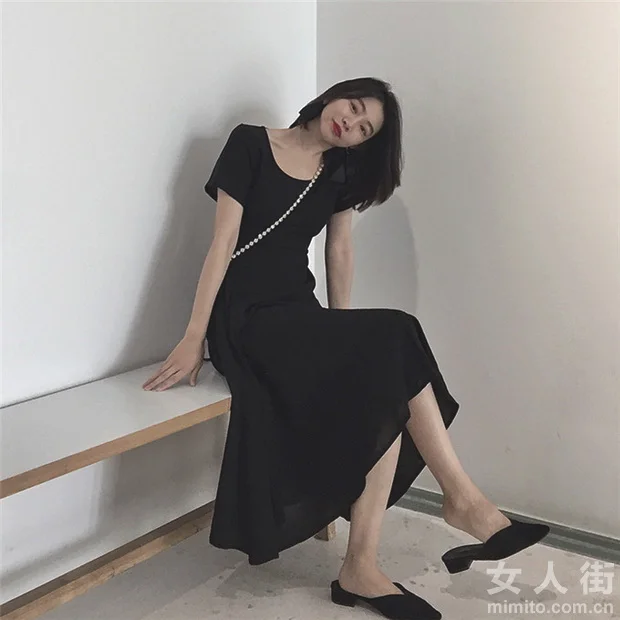 经典百搭小黑裙，掀起复古时尚新潮流