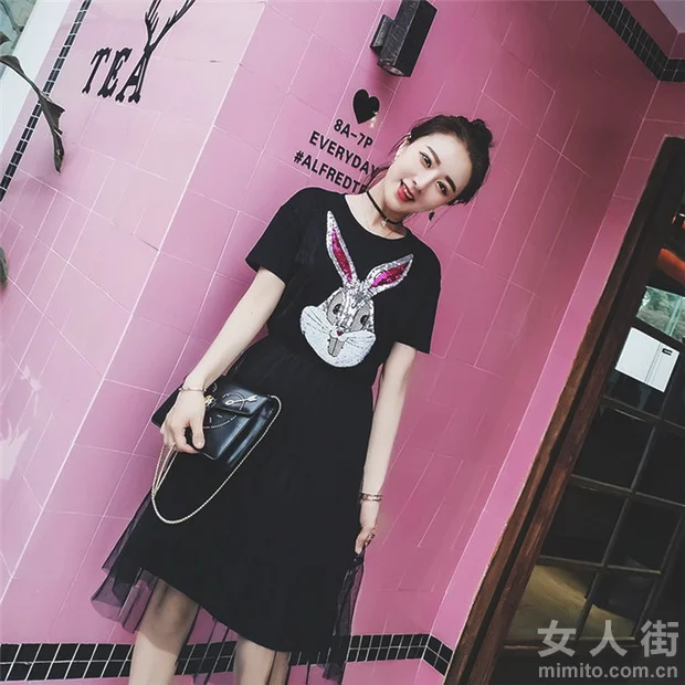 经典百搭小黑裙，掀起复古时尚新潮流