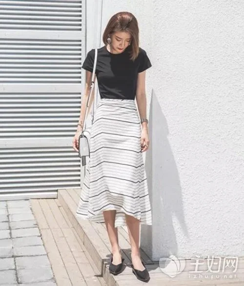 女生夏季黑色t恤搭配 7种穿搭示范让你瘦成闪电