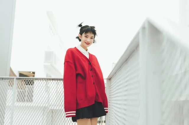 红色衣服搭配什么颜色裤子好看？