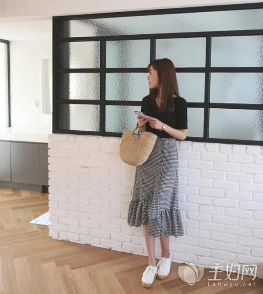 女生夏季黑色t恤搭配 7种穿搭示范让你瘦成闪电