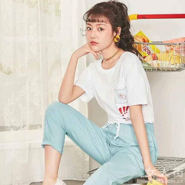 夏季甜蜜约会,T恤+格子裙狂撩汉