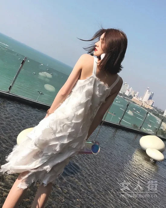 华美最优雅，女神的日常连衣裙装扮