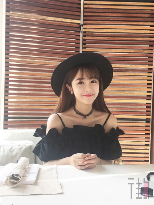 出行穿搭小心机 穿露肩衫做女神