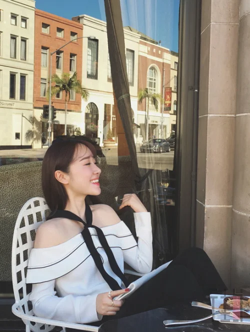 出行穿搭小心机 穿露肩衫做女神