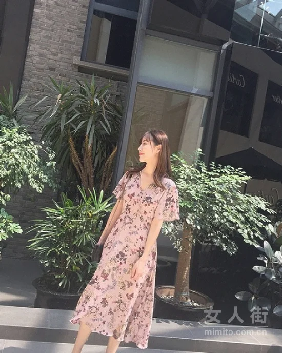 华美最优雅，女神的日常连衣裙装扮