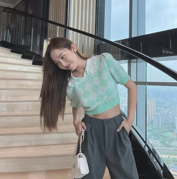 薄荷绿上衣+灰西裤，这样搭清爽又显高级