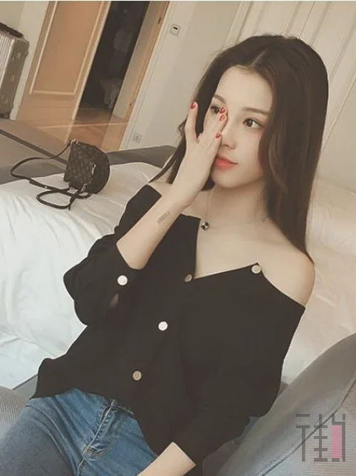 出行穿搭小心机 穿露肩衫做女神