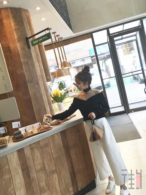 出行穿搭小心机 穿露肩衫做女神