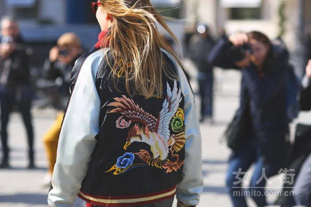 2018钟情复古风,刺绣装时髦不落俗