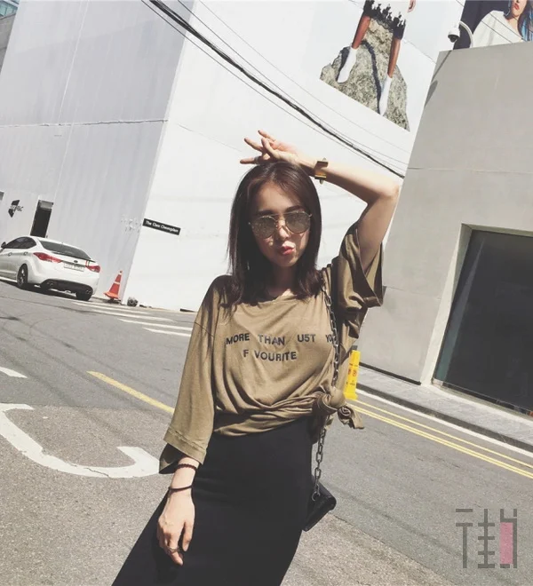 身材不好没关系,长款T恤来帮你拉长