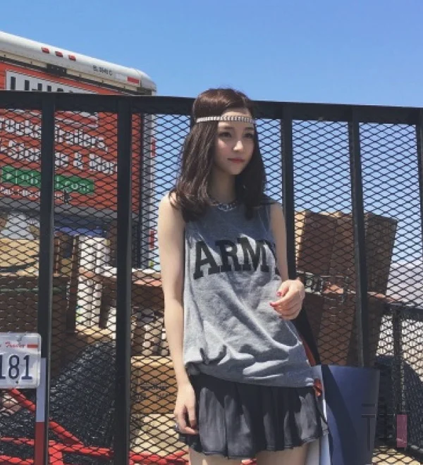 身材不好没关系,长款T恤来帮你拉长