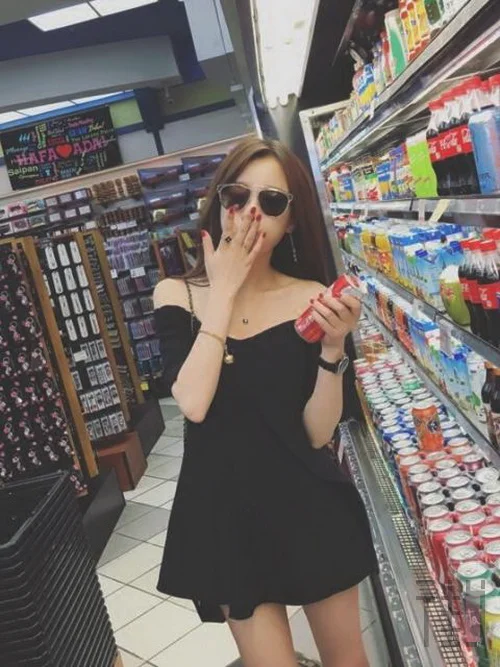 一字领上衣搭配，让性感和甜美加分
