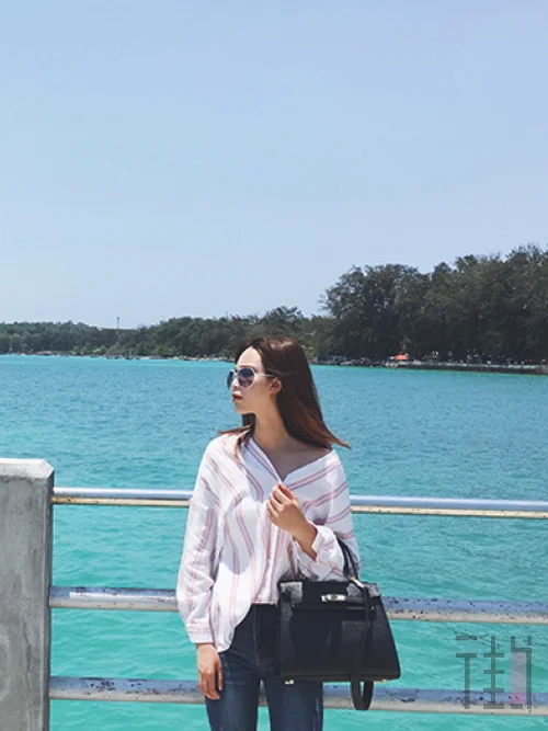 出行穿搭小心机 穿露肩衫做女神