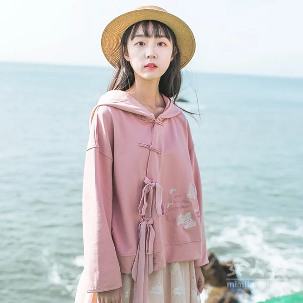 2018钟情复古风,刺绣装时髦不落俗