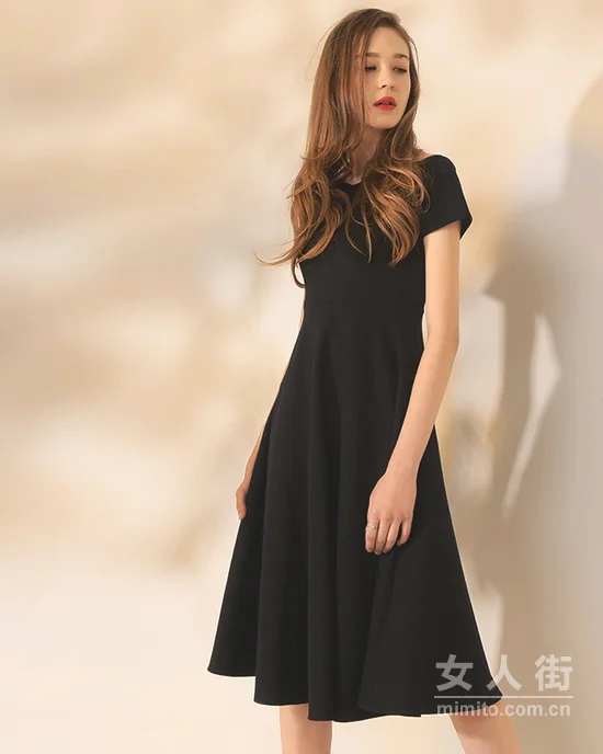初春将至，赫本风小黑裙引领春季流行