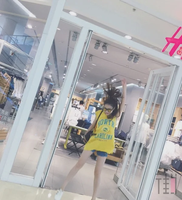 身材不好没关系,长款T恤来帮你拉长