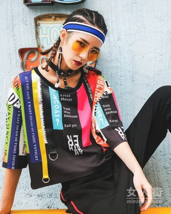 撕掉“乖乖女”标签，酷帅短T释放青春活力