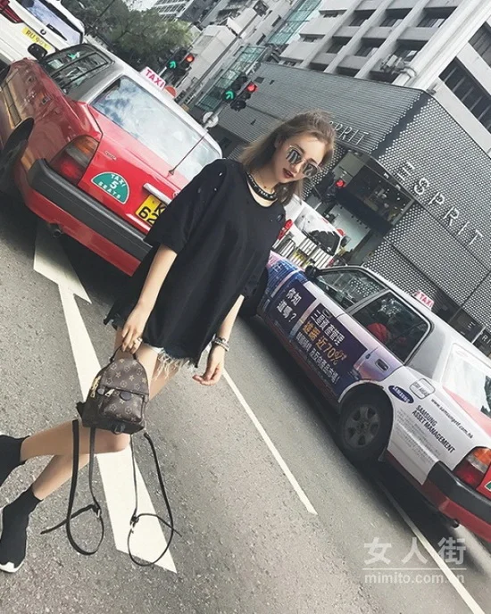 撕掉“乖乖女”标签，酷帅短T释放青春活力
