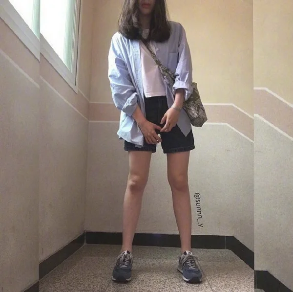 简单时尚的00后学生党日常穿搭