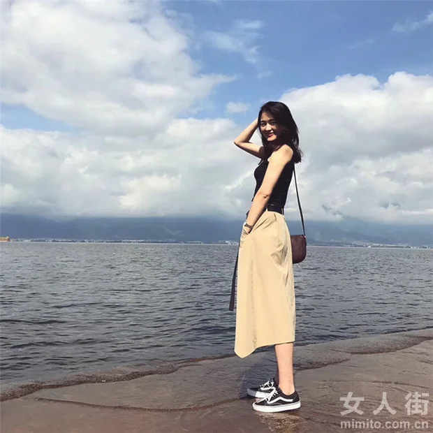 针织衫+半裙，穿出夏日知性美