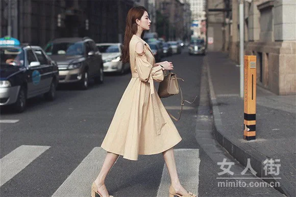 秋季连衣裙这么穿，气场十足又抢眼