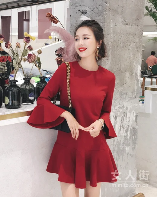 秋季连衣裙这么穿，气场十足又抢眼
