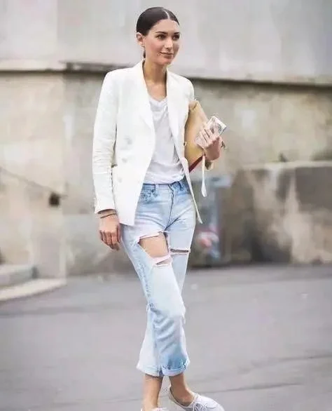 白色T恤搭配最好看的2种方式,随意又好看