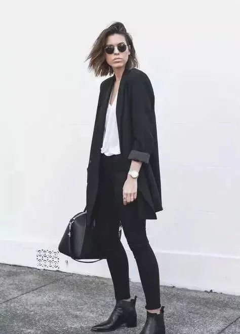 白色T恤搭配最好看的2种方式,随意又好看