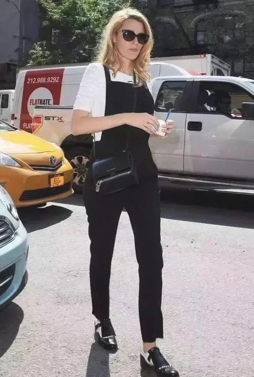 白色T恤搭配最好看的2种方式,随意又好看