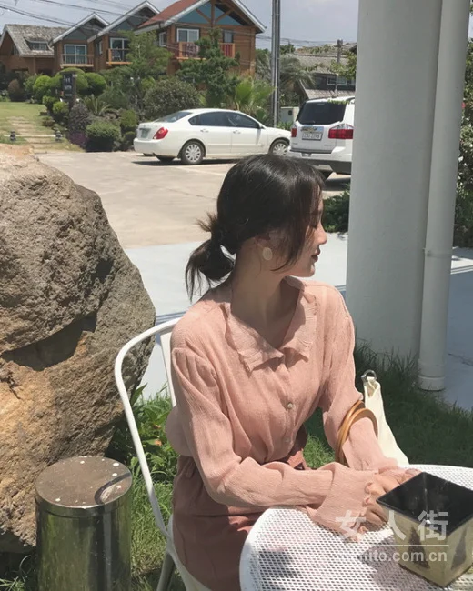 平胸女生早秋搭配，花样衬衫的百变风格