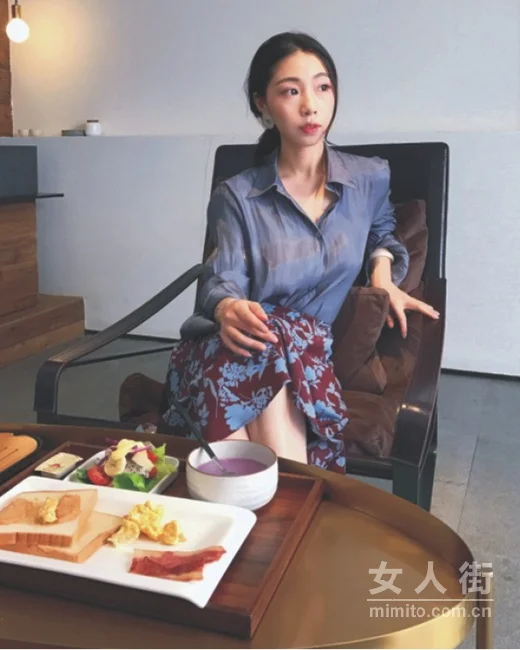 平胸女生早秋搭配，花样衬衫的百变风格