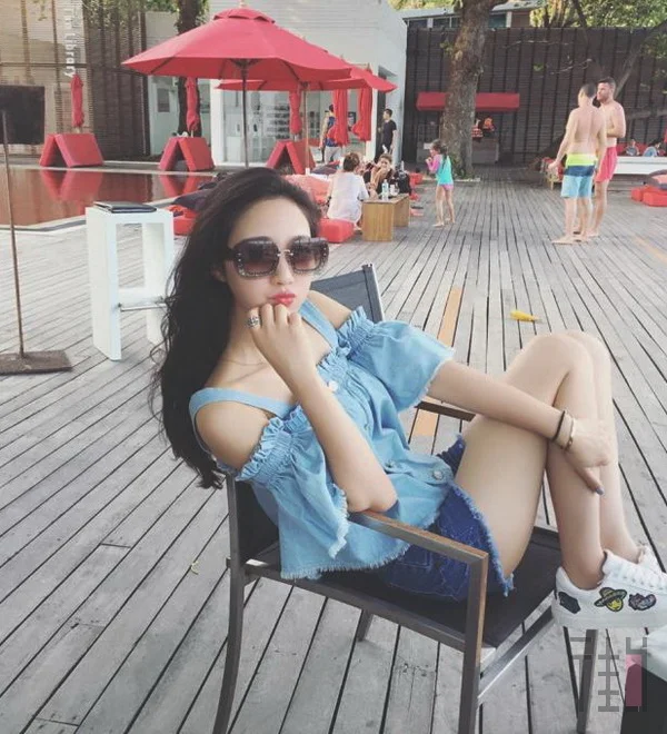 放弃小清新风格,学女神的小性感衣品