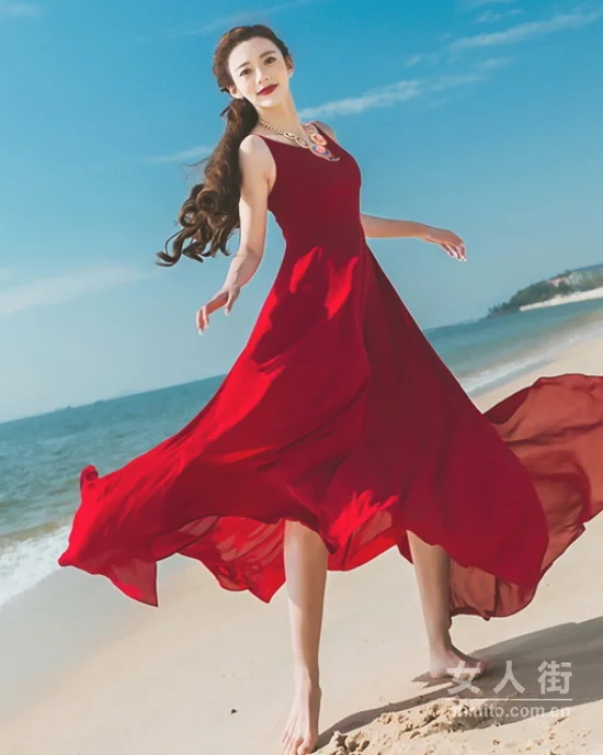 穿吊带飘逸长裙，拗出慵懒休闲度假风