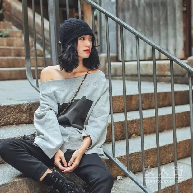 三月春暖花开，春款卫衣的搭配示范