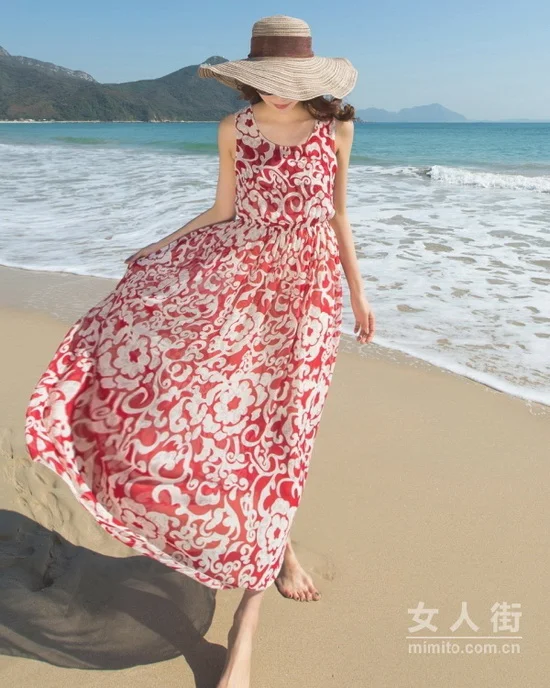穿吊带飘逸长裙，拗出慵懒休闲度假风