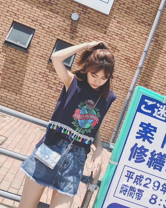 抵御秋老虎搭配，无袖背心穿出潮流感