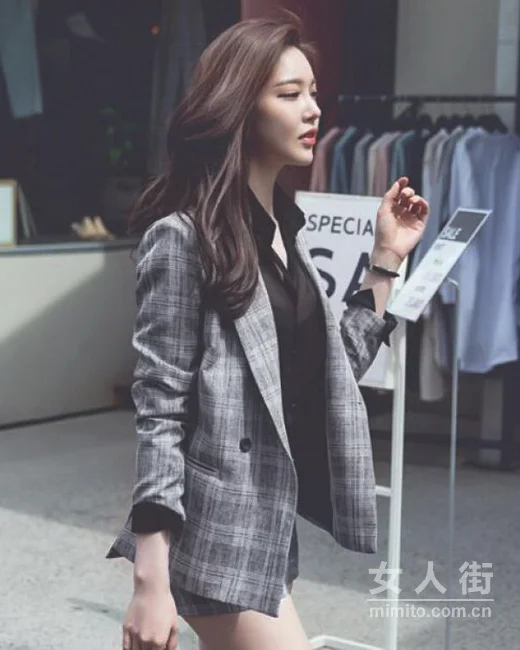 格纹西装入秋登场，这样穿的女生最酷！