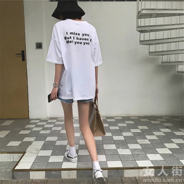 今夏流行下身消失，Oversize T恤引领潮流