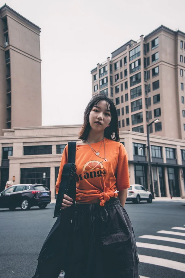 年轻女生T恤搭配什么裤子更吸睛