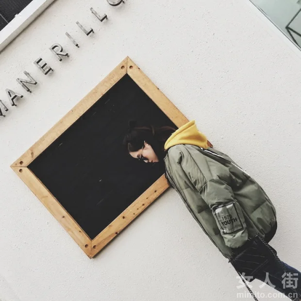 面包服和牛仔裤，这种休闲的美很自在