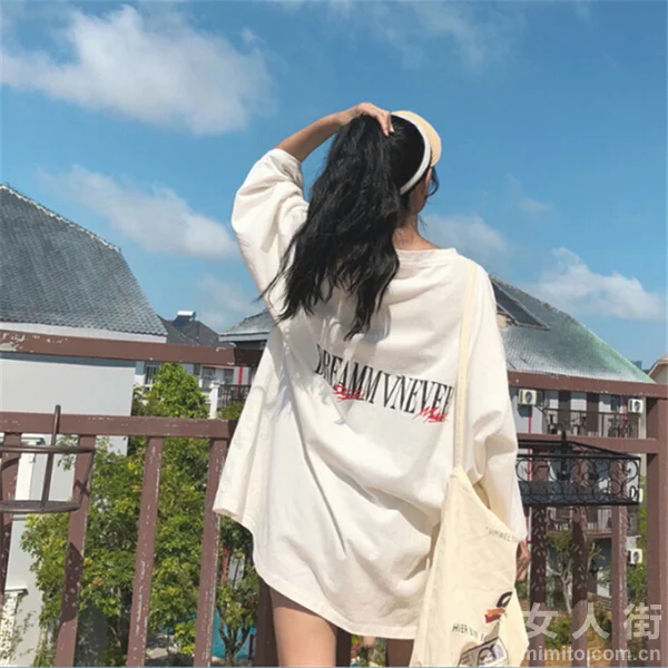 今夏流行下身消失，Oversize T恤引领潮流