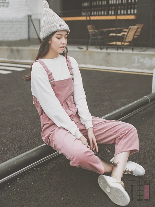 早春流行搭配,背带裤让女生活力四射