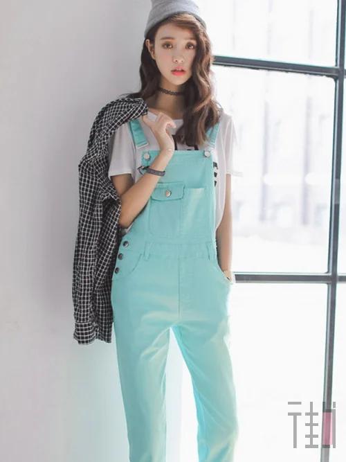 早春流行搭配,背带裤让女生活力四射