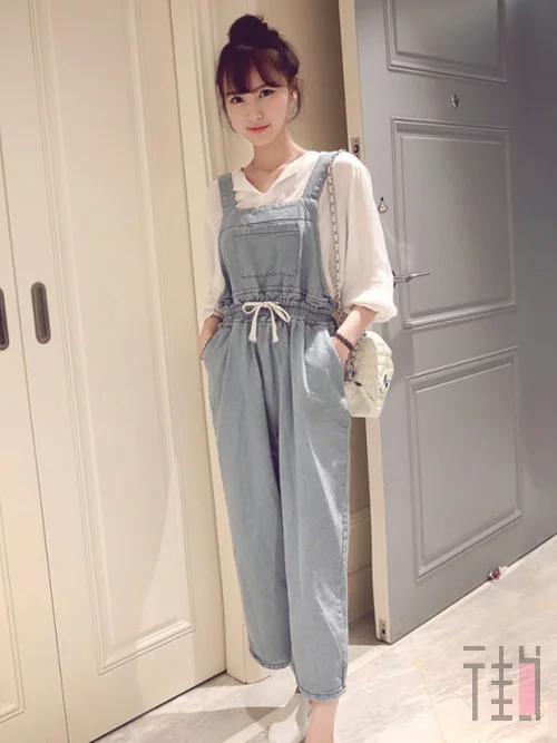早春流行搭配,背带裤让女生活力四射