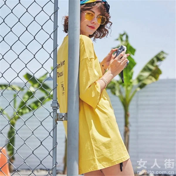今夏流行下身消失，Oversize T恤引领潮流
