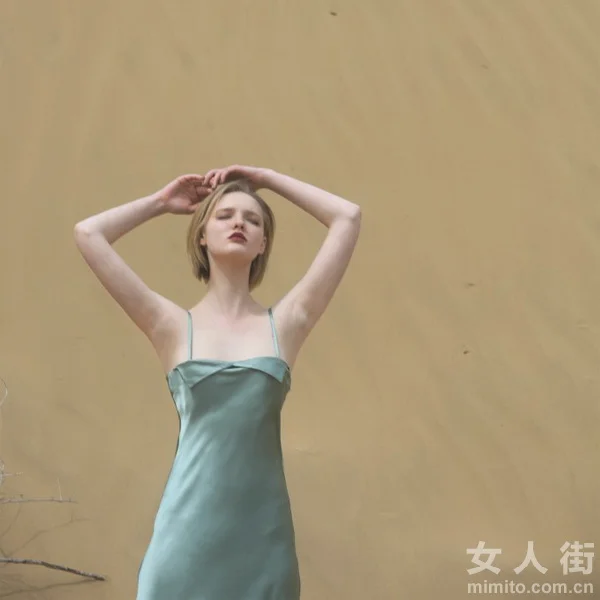 一条简约不简单的吊带连衣裙，秒变女神