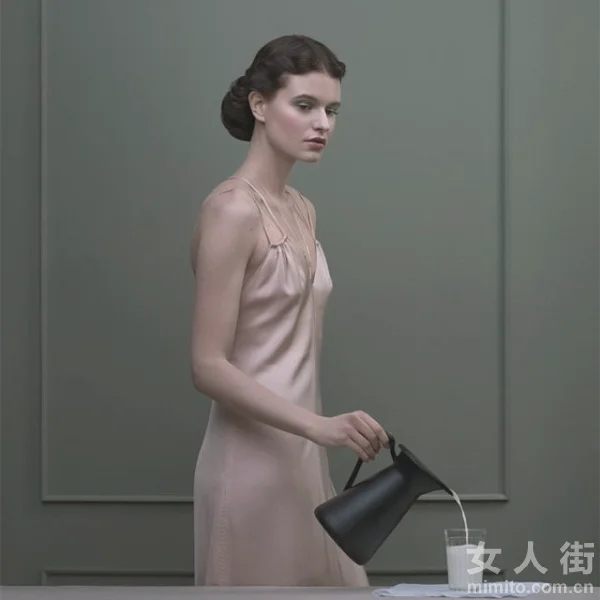 一条简约不简单的吊带连衣裙，秒变女神