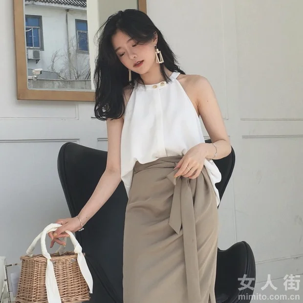 六月美丽女生的穿衣搭配日记